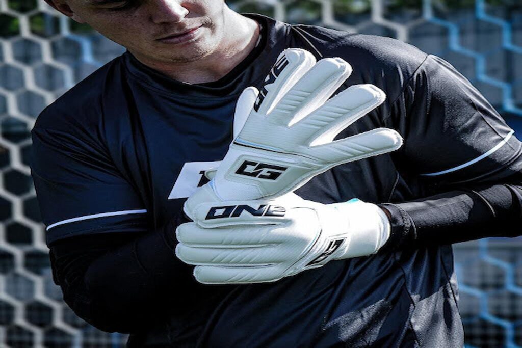 Negative Cut Goalkeeper Gloves: Excellent Fit and Control