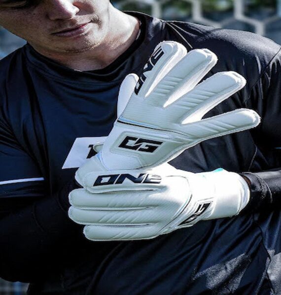 Negative Cut Goalkeeper Gloves: Excellent Fit and Control