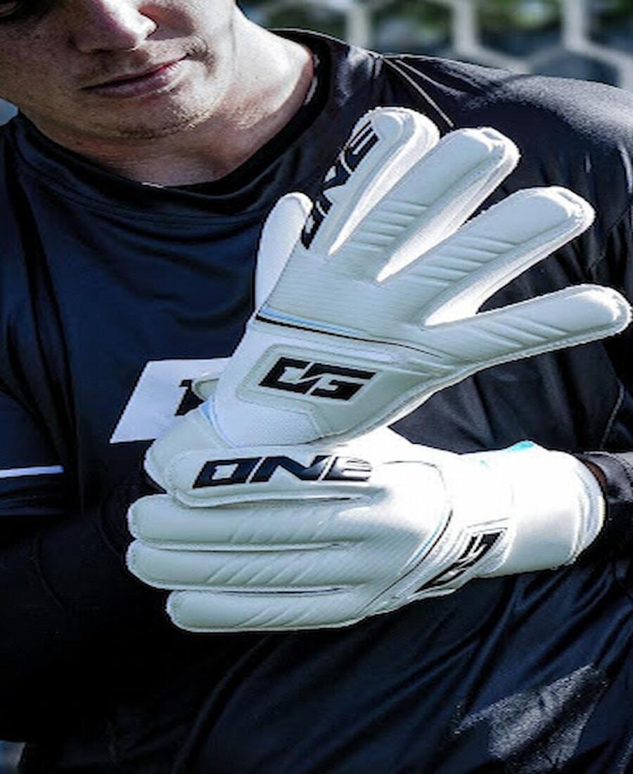 Negative Cut Goalkeeper Gloves: Excellent Fit and Control